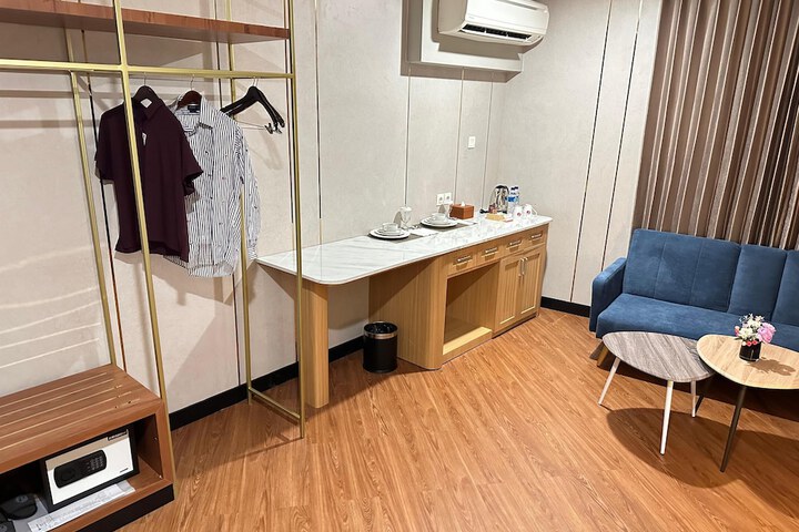 Room 17 of 36
