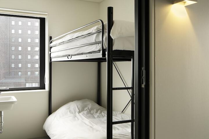 Room 6 of 42