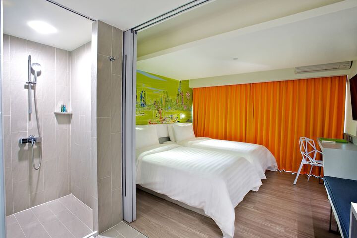 Room 6 of 42