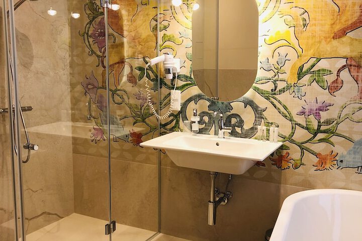 Deep soaking bathtub