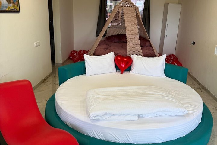 Room 6 of 12