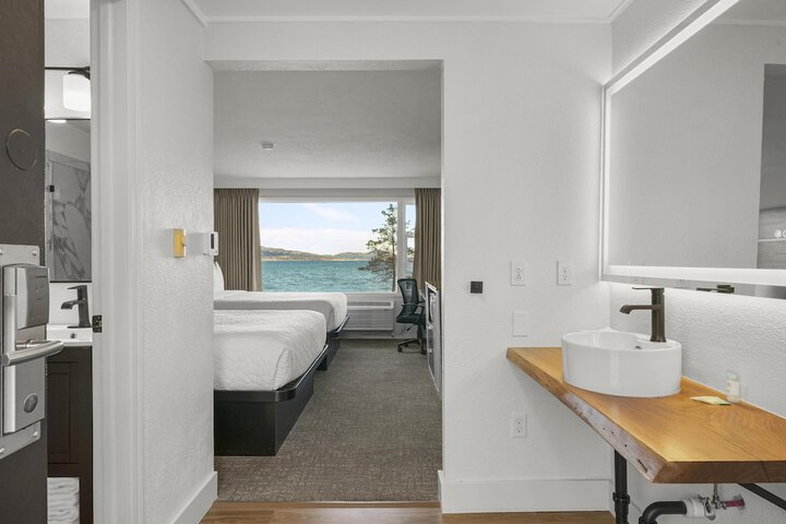 Room 40 of 141