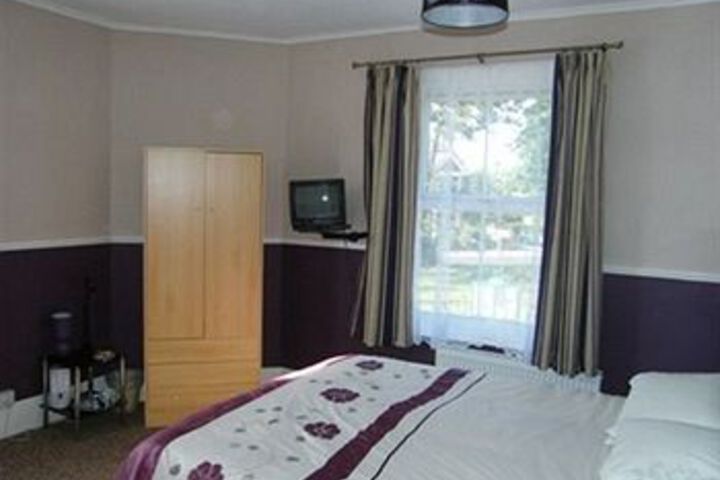 Room 4 of 9