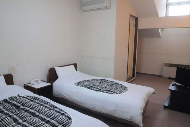 Room 9 of 34