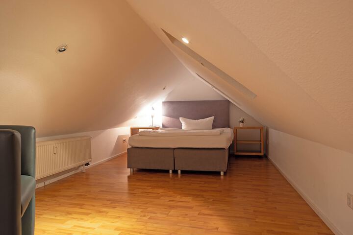 Room 6 of 25
