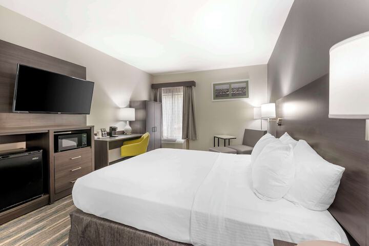 1 Queen Bed Microwave and Refrigerator WiFi Full Breakfast (6 of 15)