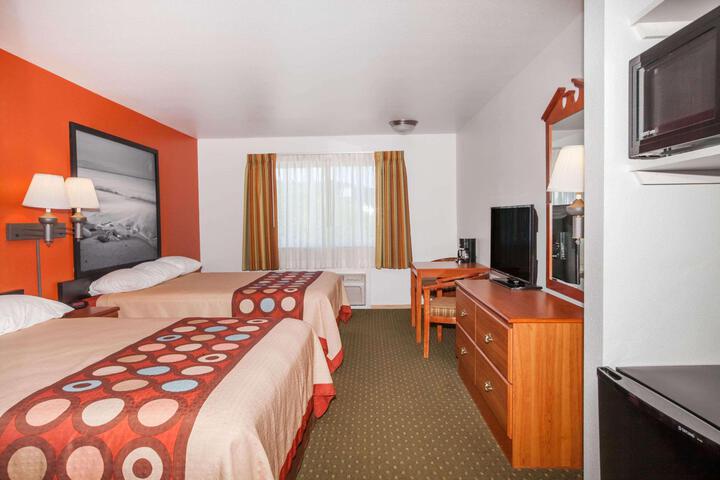 1 Queen Bed (2 of 8)