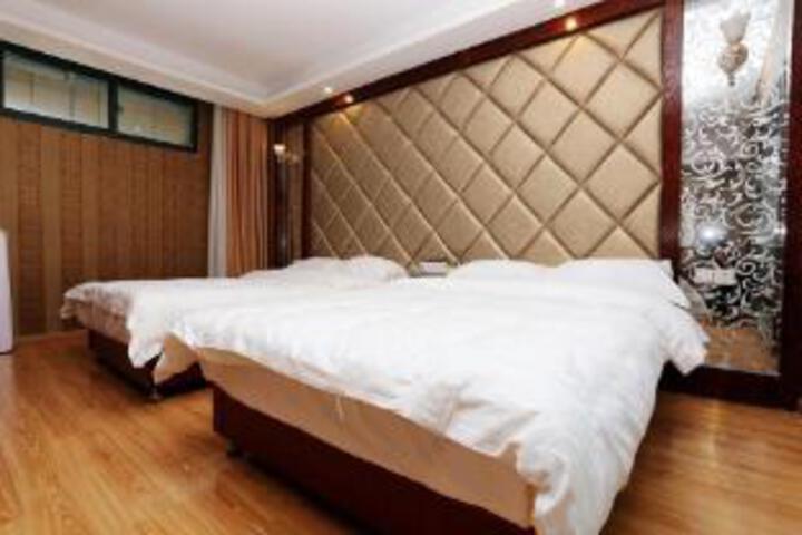 Room 4 of 6