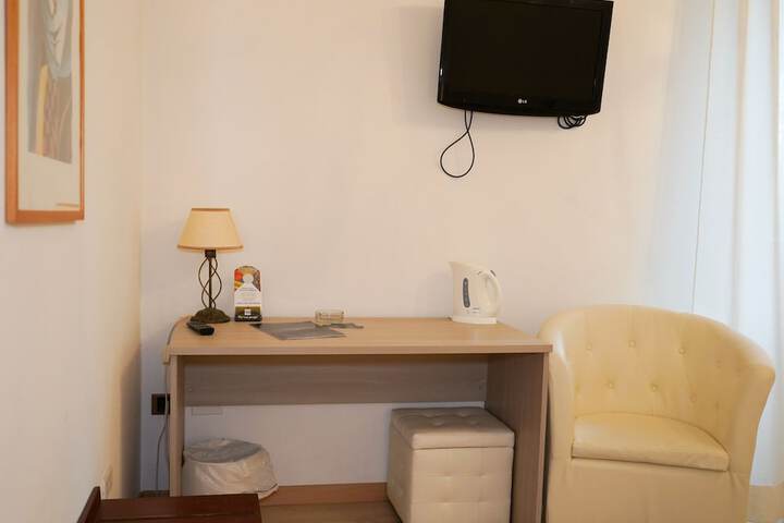 Lounge 93 of 127