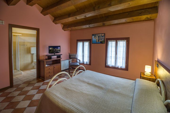 Room 6 of 12