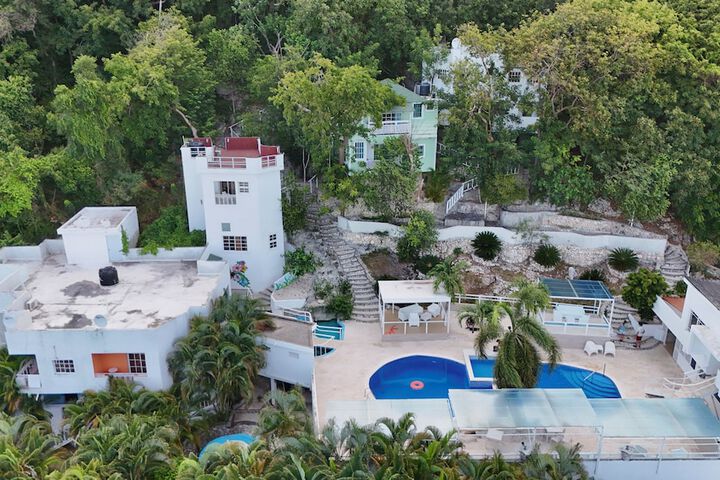 Exterior of DAYMOND BLUE TROPICAL LODGE