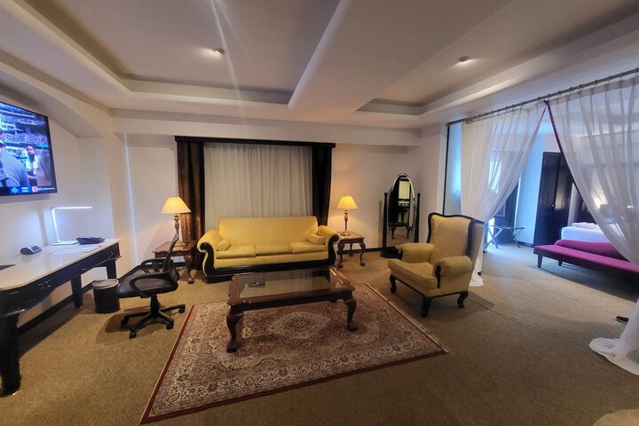 Room 6 of 33