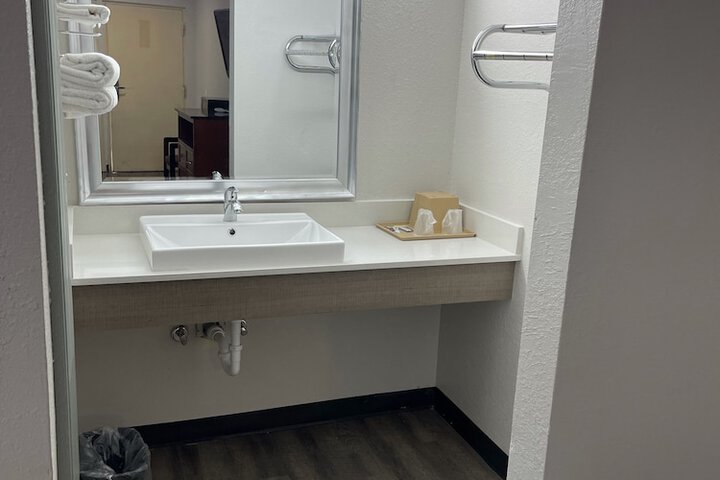 Room 10 of 16