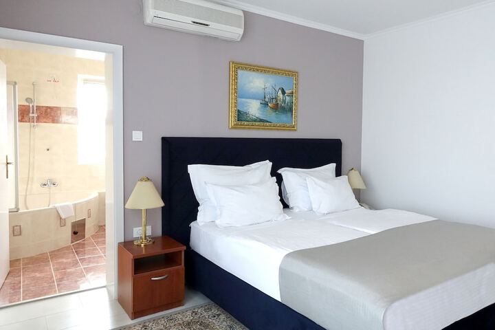 Room 14 of 33