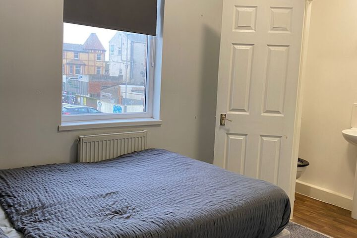 Room 7 of 9