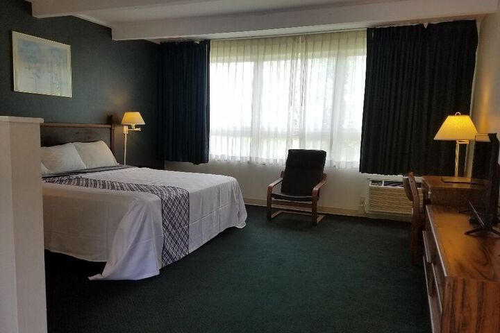1 King Bed Scenic View (11 of 12)
