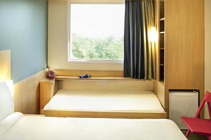 Room 5 of 18