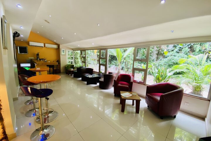 Lounge 83 of 110