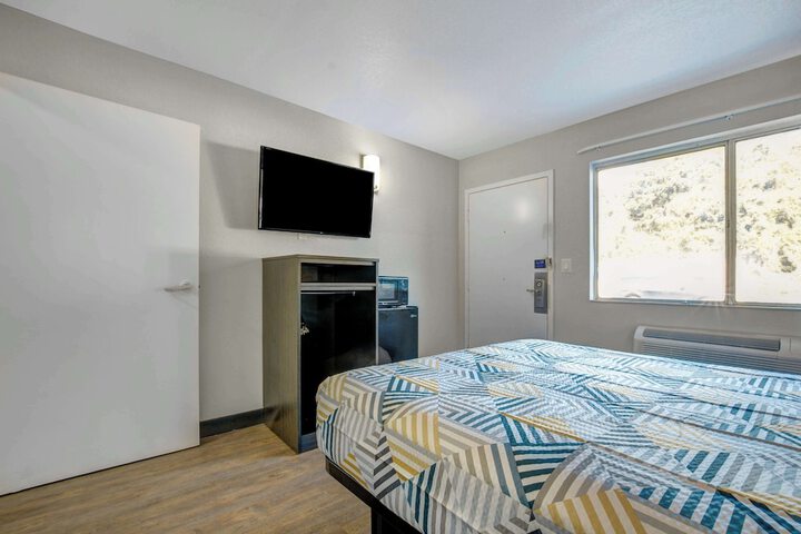 1 Queen Bed (7 of 13)