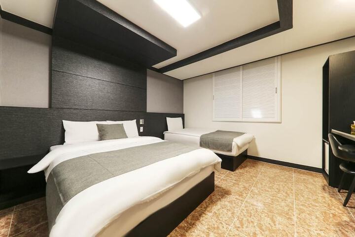 Room 16 of 42