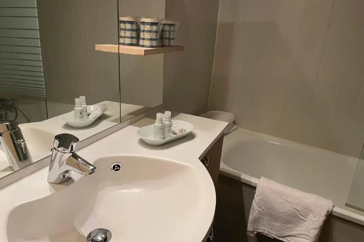Room 5 of 11