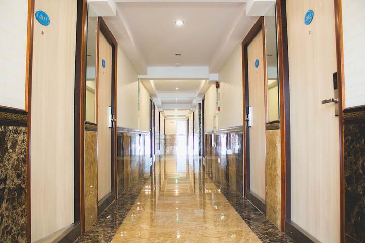 Ballroom/Hall 36 of 43
