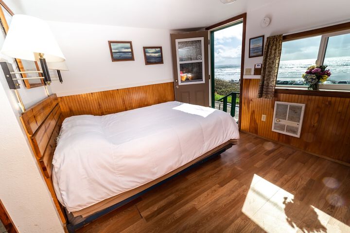 Room 4 of 128