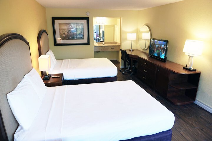 1 King Bed (2 of 6)