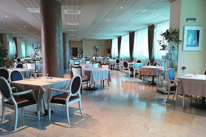 Dining 16 of 25