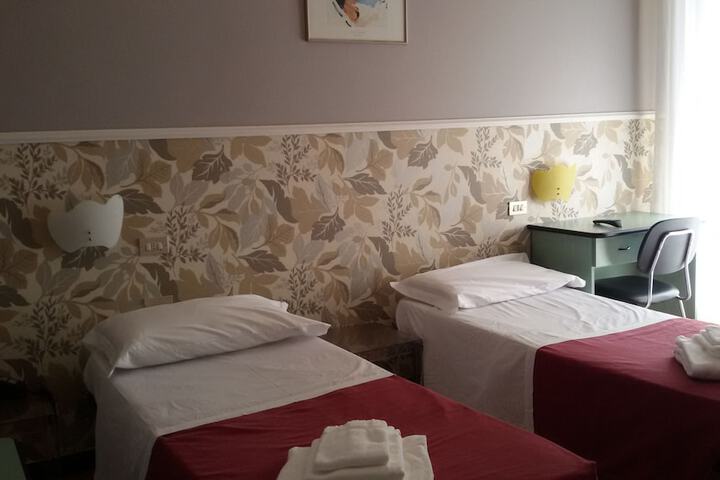Room 10 of 34