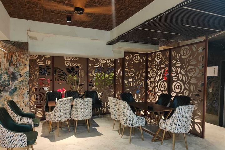 Dining 8 of 14