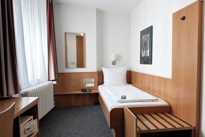 Room 25 of 49