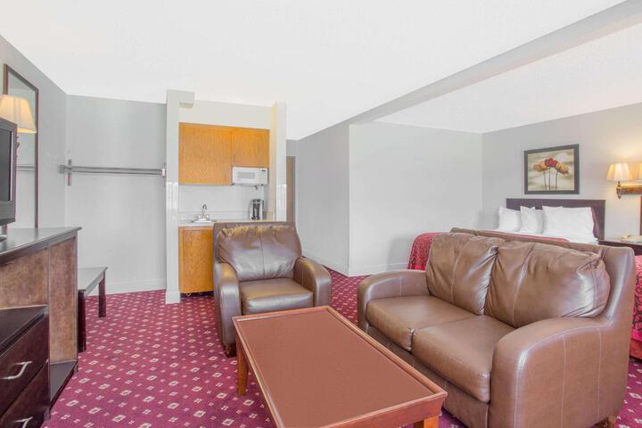 1 Queen Bed Accessible (6 of 15)
