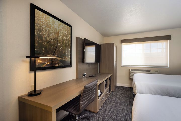 1 Queen Bed Accessible (2 of 21)
