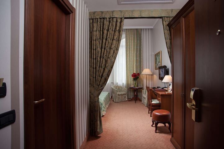 Room 47 of 177