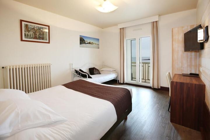Room 7 of 33