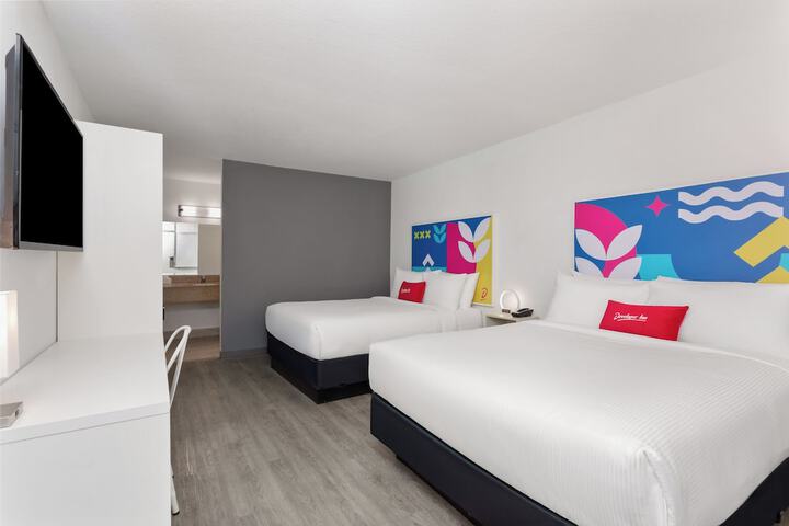 1 Queen Bed Mobility or Hearing Accessible Room Bathtub with Grab Bars (3 of 21)