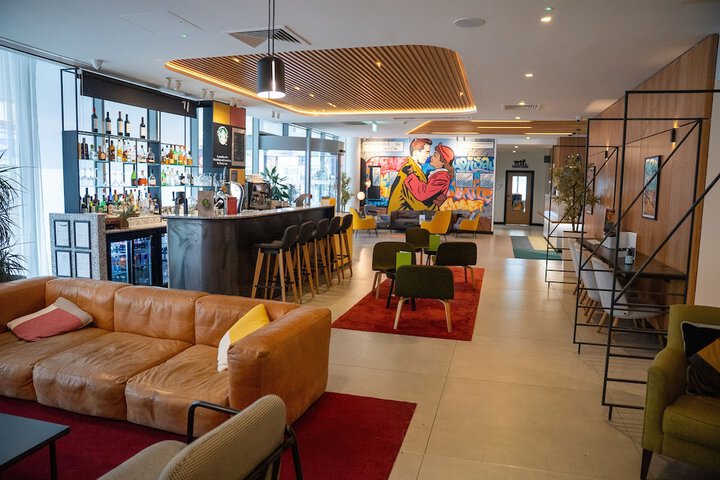 Lounge 100 of 116