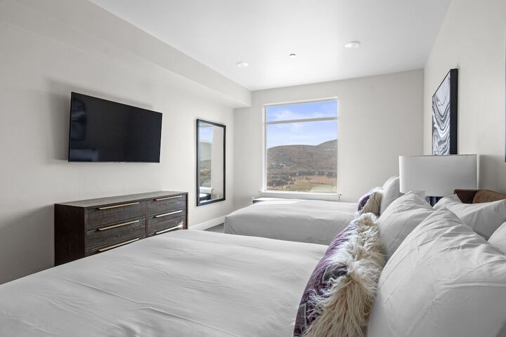 Room 21 of 215