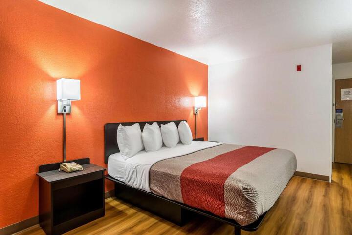 1 King Bed (1 of 14)