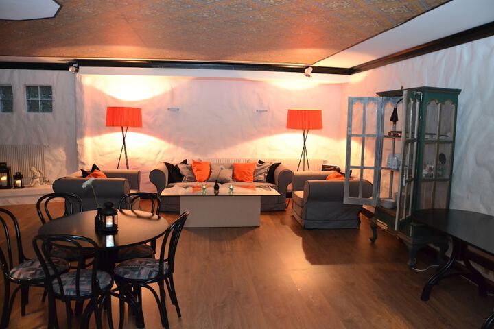 Lobby lounge