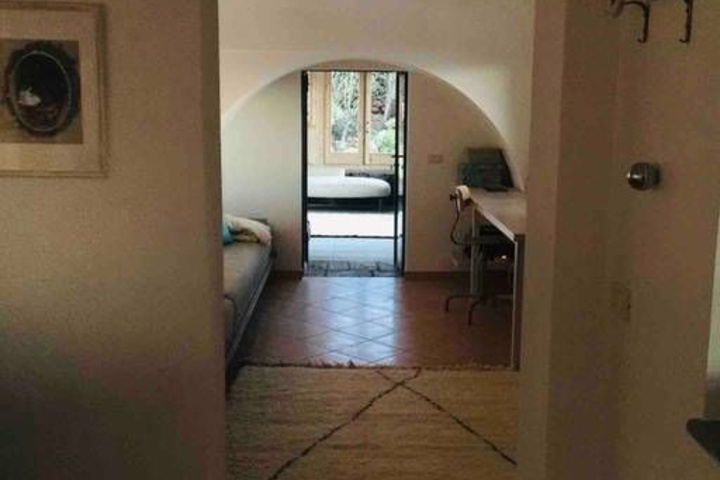 Room 6 of 10