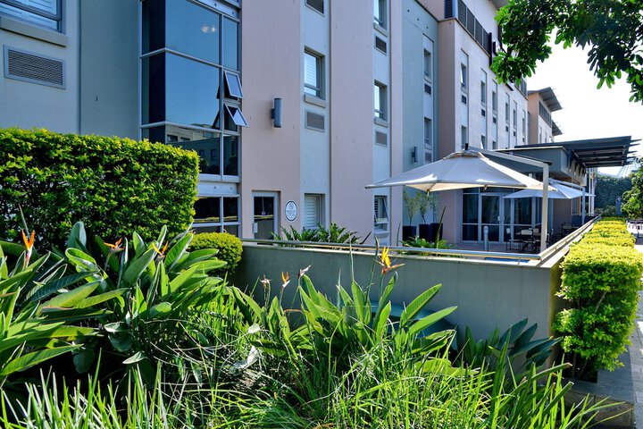 Hotel Exterior 25 of 27