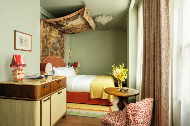 Room 17 of 60