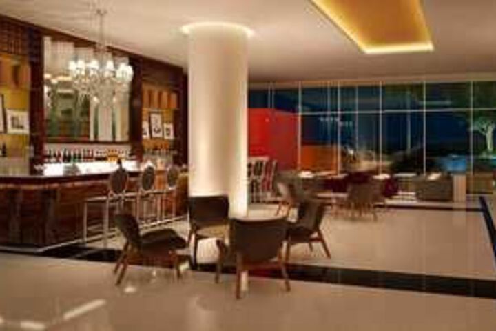 Lounge 31 of 48
