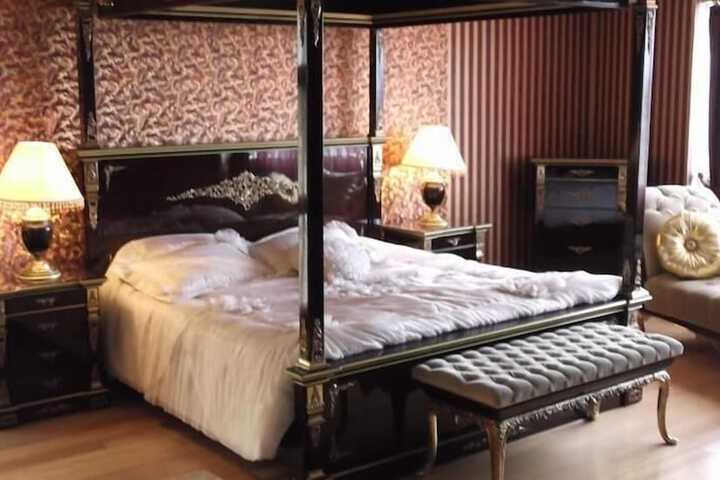 Room 10 of 43