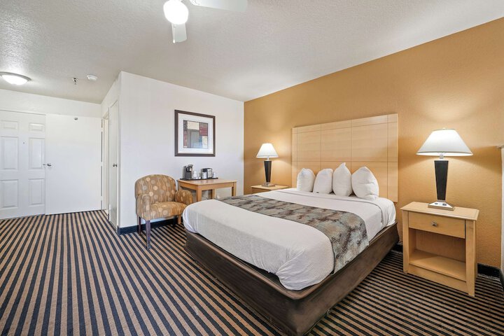2 Queen Beds High Speed Internet Accessible Microwave and Refrigerator Safe Full Breakf (6 of 34)