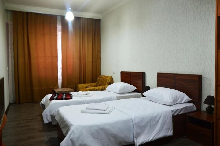 Room 4 of 10
