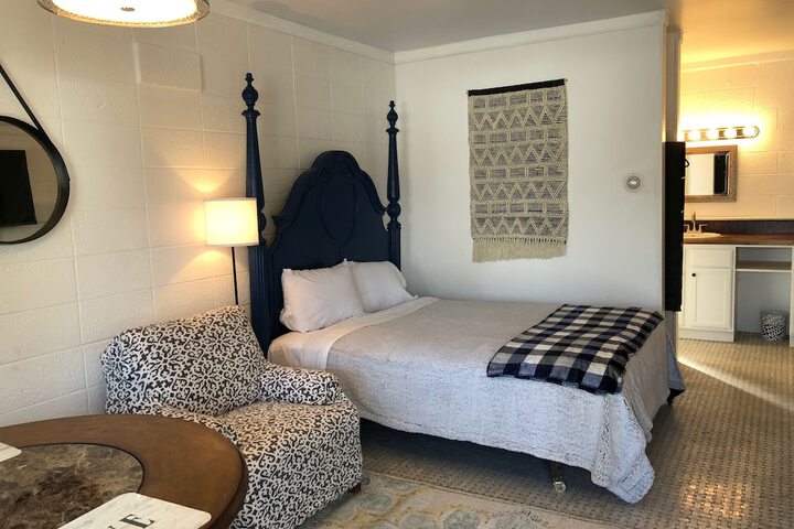 Classic Room 1 Queen Bed Refrigerator, Microwave (5 of 9)