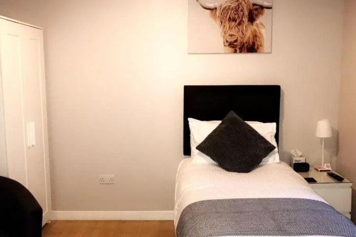 Room 6 of 17